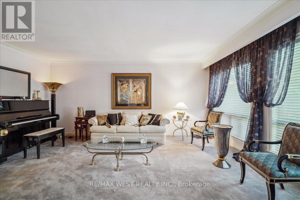 190 SANDYS DRIVE - 4