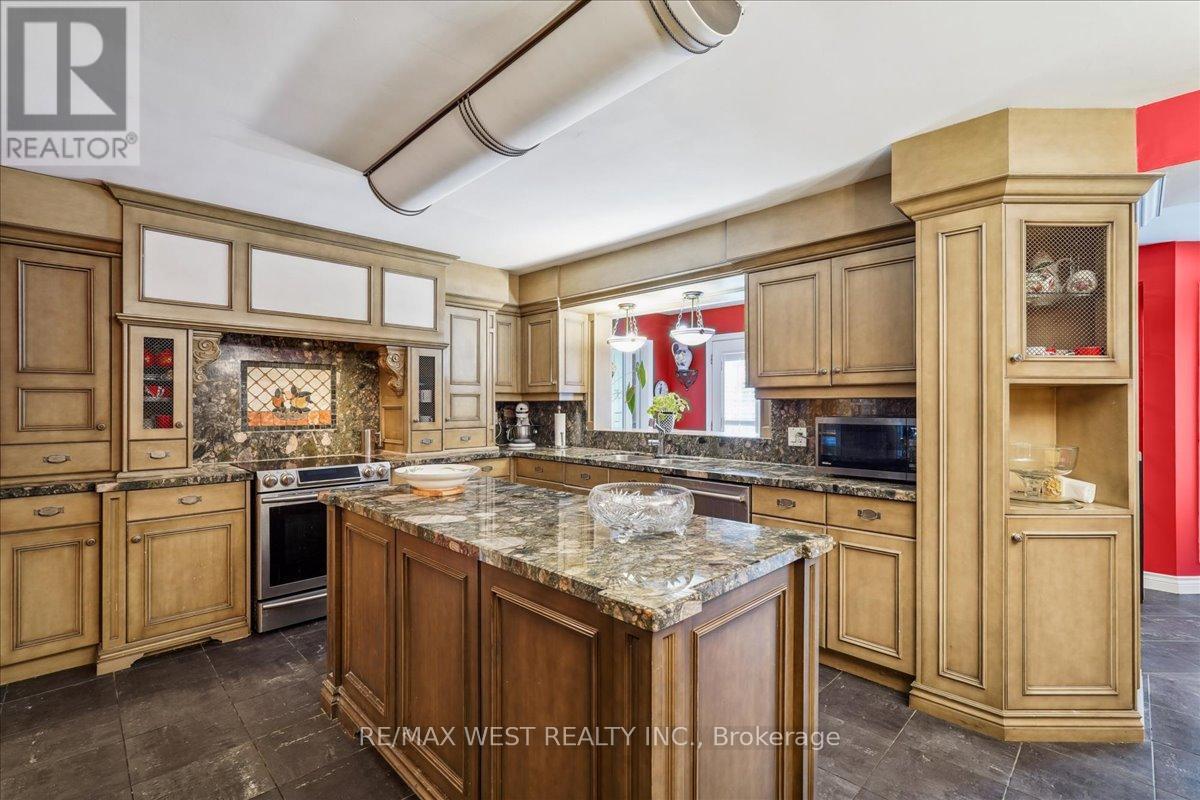 190 SANDYS DRIVE - 6