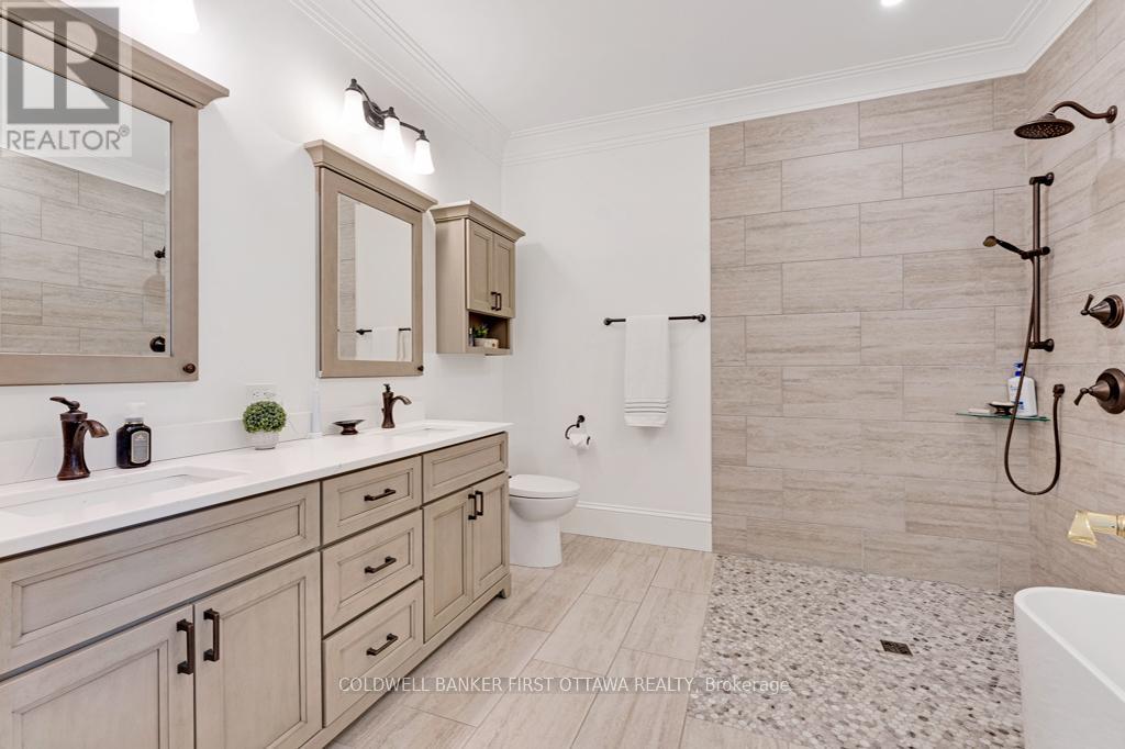 Primary ensuite's 5-pc ensuite, double sink