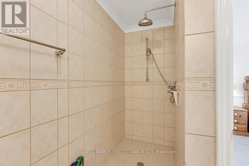 4-pc ensuite's shower