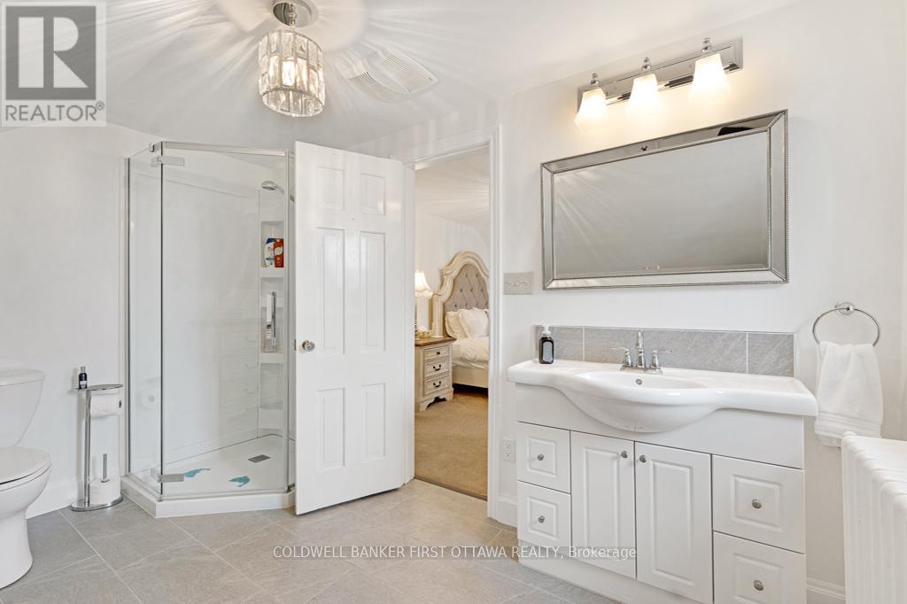 Seventh bedroom's 3-pc ensuite
