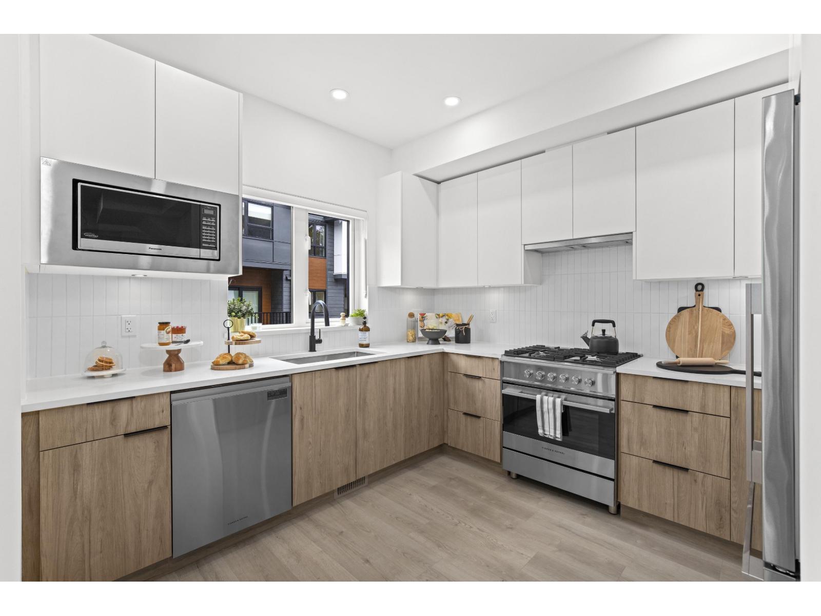 21 1959 165A STREET, Surrey