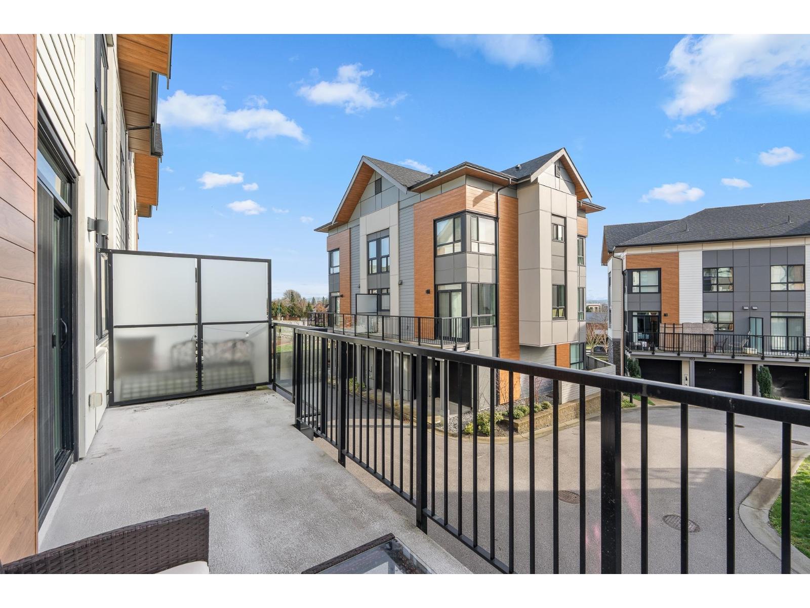 109 15111 EDMUND DRIVE, Surrey