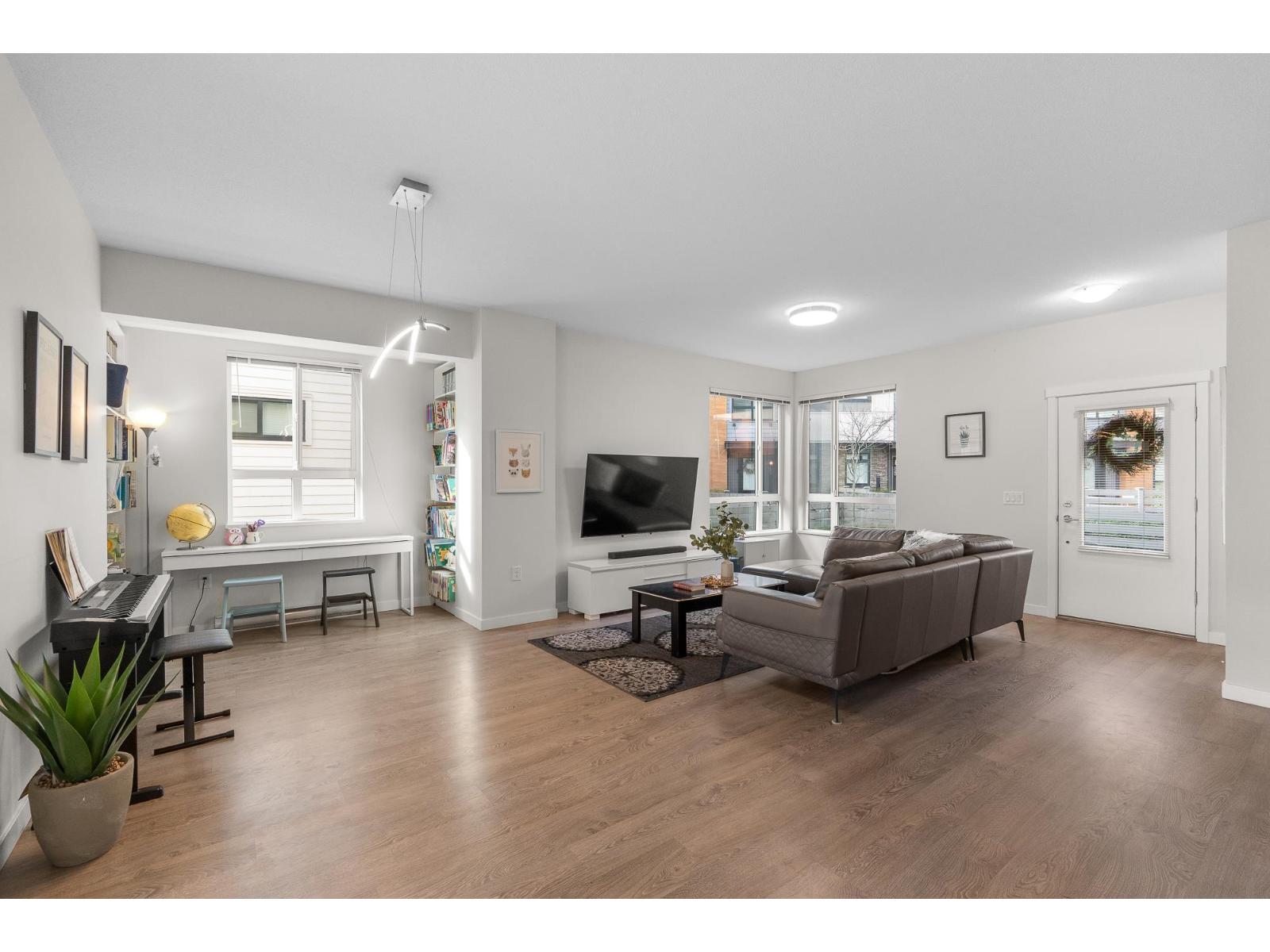 109 15111 EDMUND DRIVE, Surrey