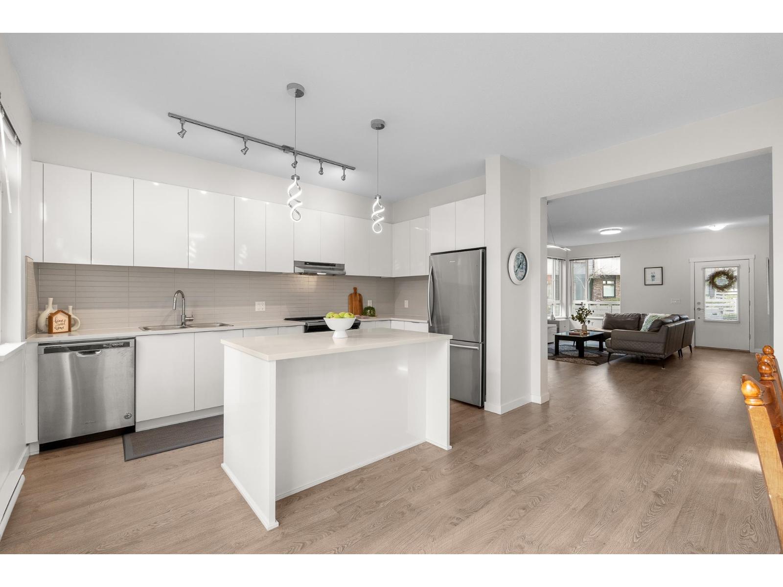 109 15111 EDMUND DRIVE, Surrey