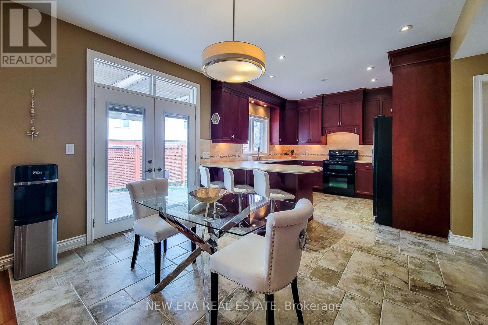 13 ALEX GRANT PLACE - 25