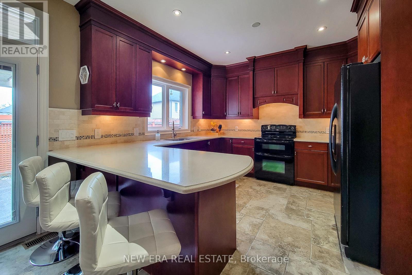 13 ALEX GRANT PLACE - 26