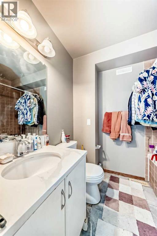 Single Family House 4 Level for Sale in  Hawkwood Boulevard NW Hawkwood Calgary 