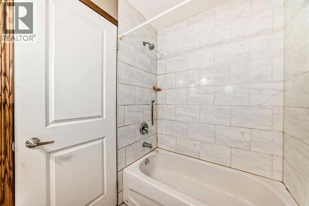 Single Family House 4 Level for Sale in  Hawkwood Boulevard NW Hawkwood Calgary 