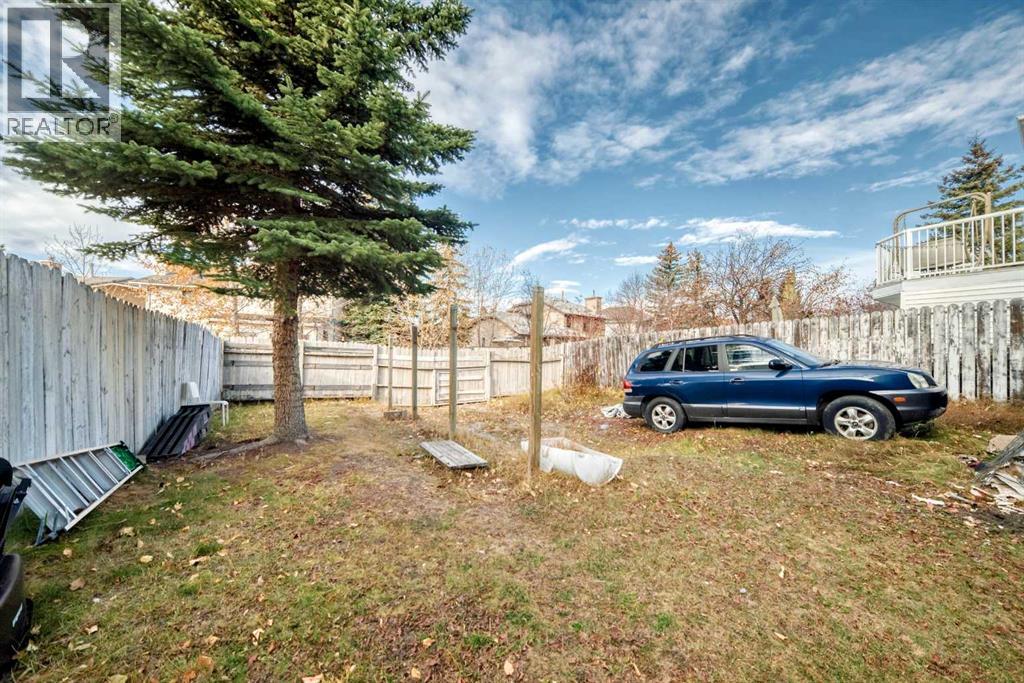 Single Family House 4 Level for Sale in  Hawkwood Boulevard NW Hawkwood Calgary 