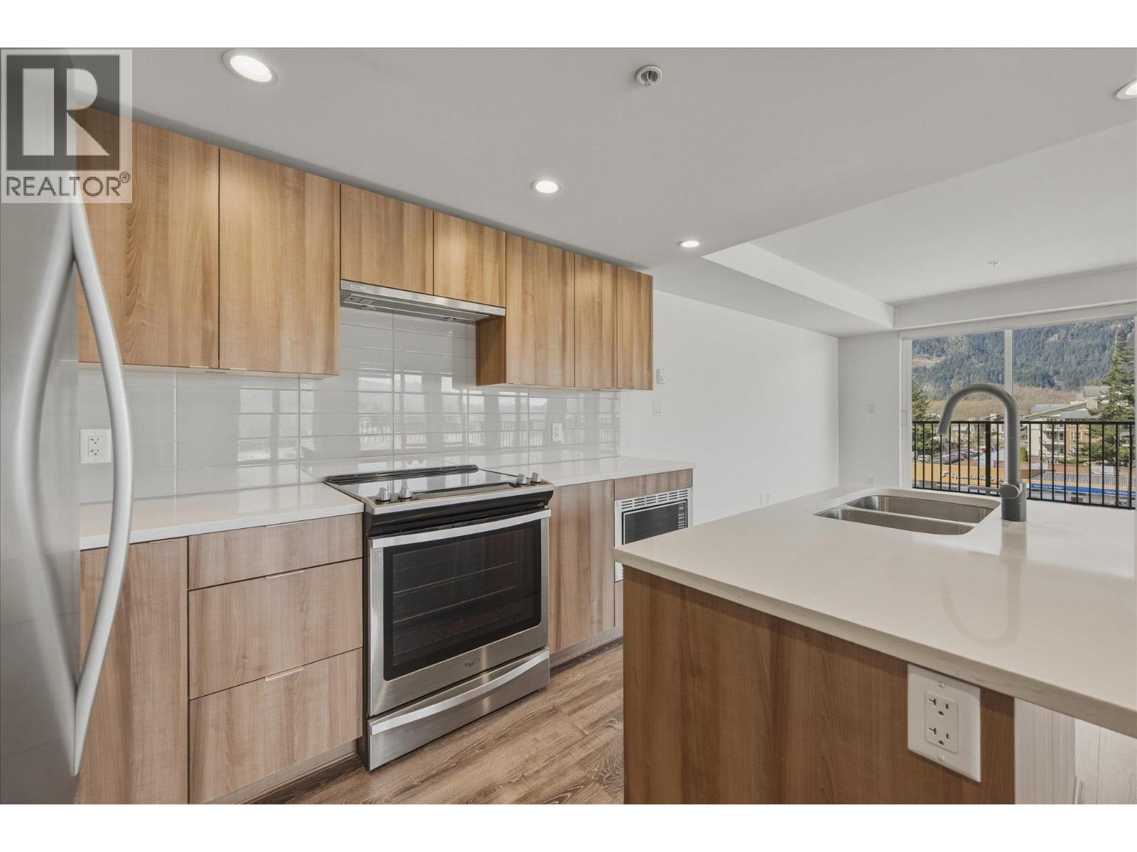 411 1365 PEMBERTON AVENUE, Squamish