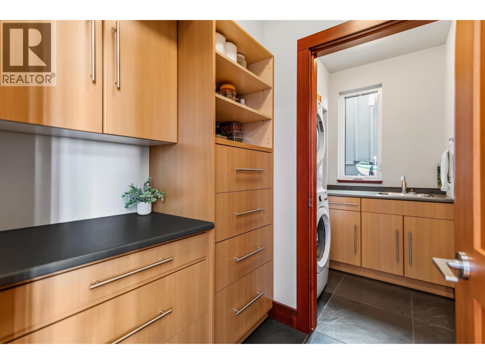 6085 SILVERSTONE LANE, Sechelt