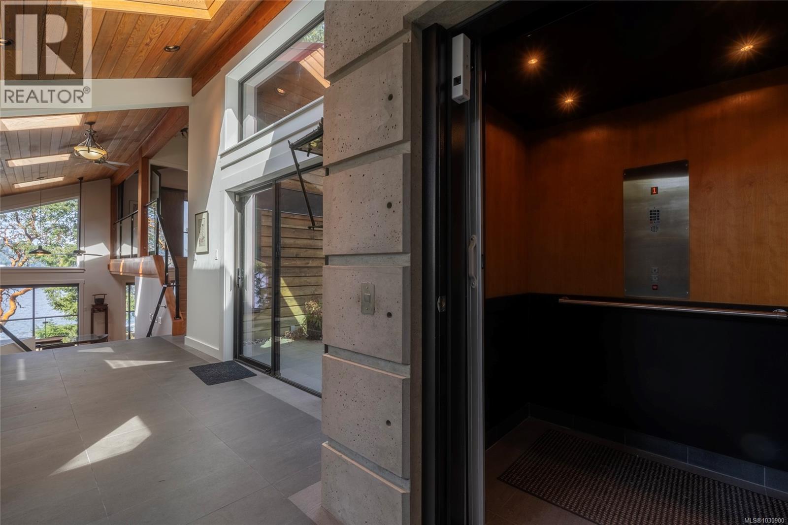 6966 Mark Lane, Central Saanich