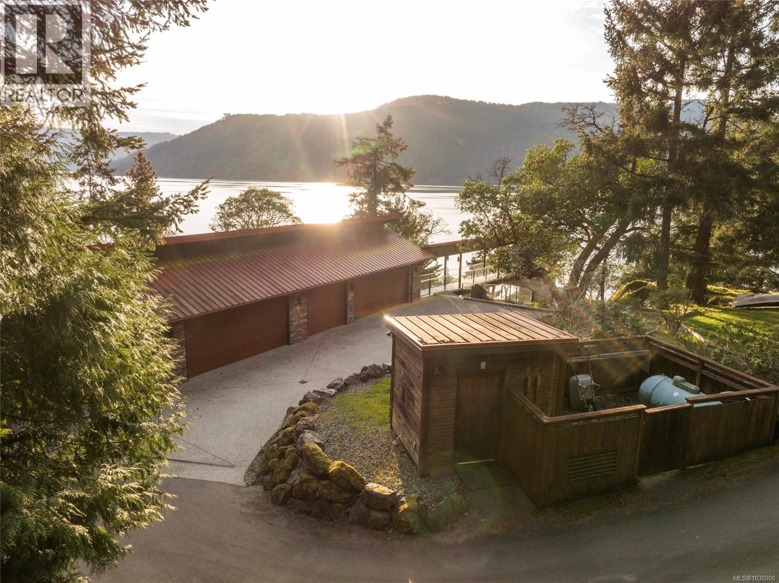 6966 Mark Lane, Central Saanich