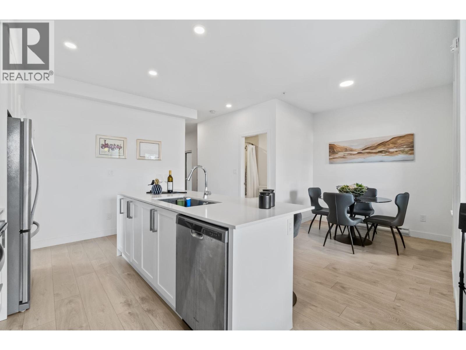 301 808 GAUTHIER AVENUE, Coquitlam