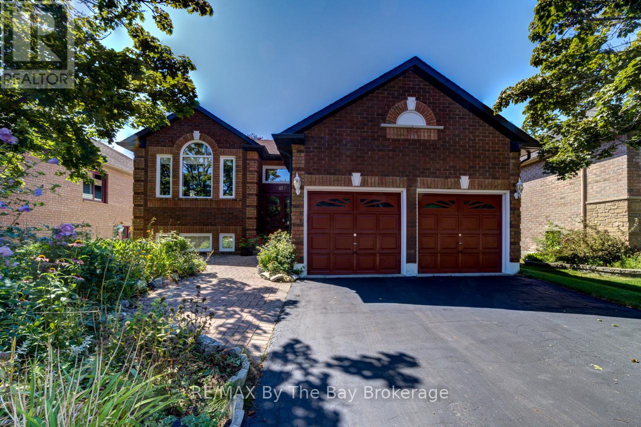 26 TIMBERLAND CRESCENT - 1