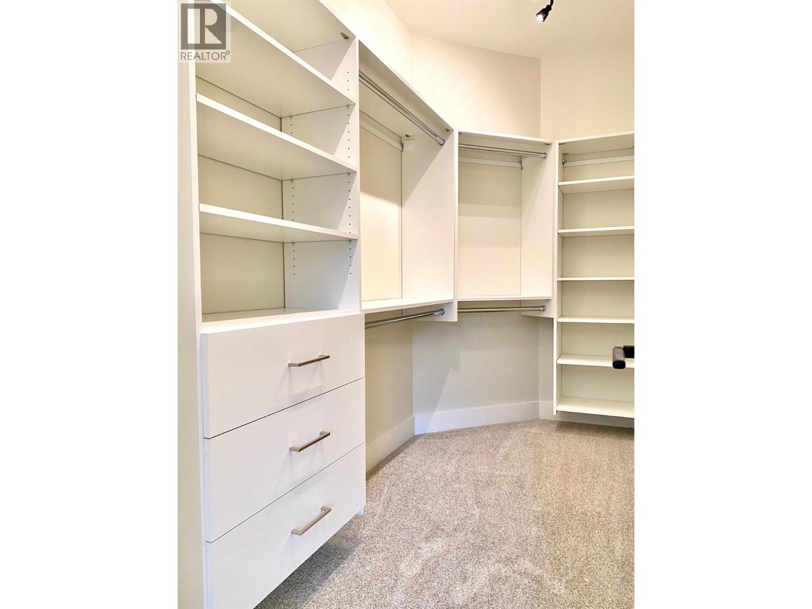 8781 RIVERSIDE Drive, Grand Forks