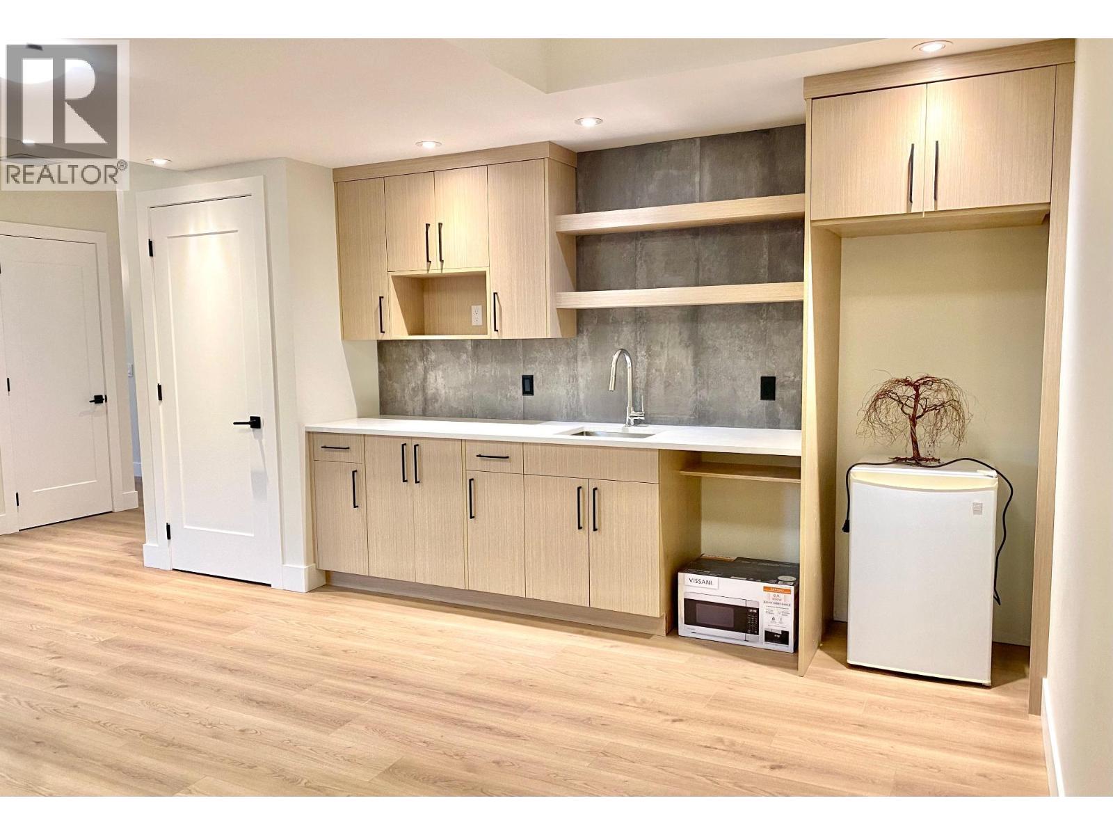 8781 RIVERSIDE Drive - 33