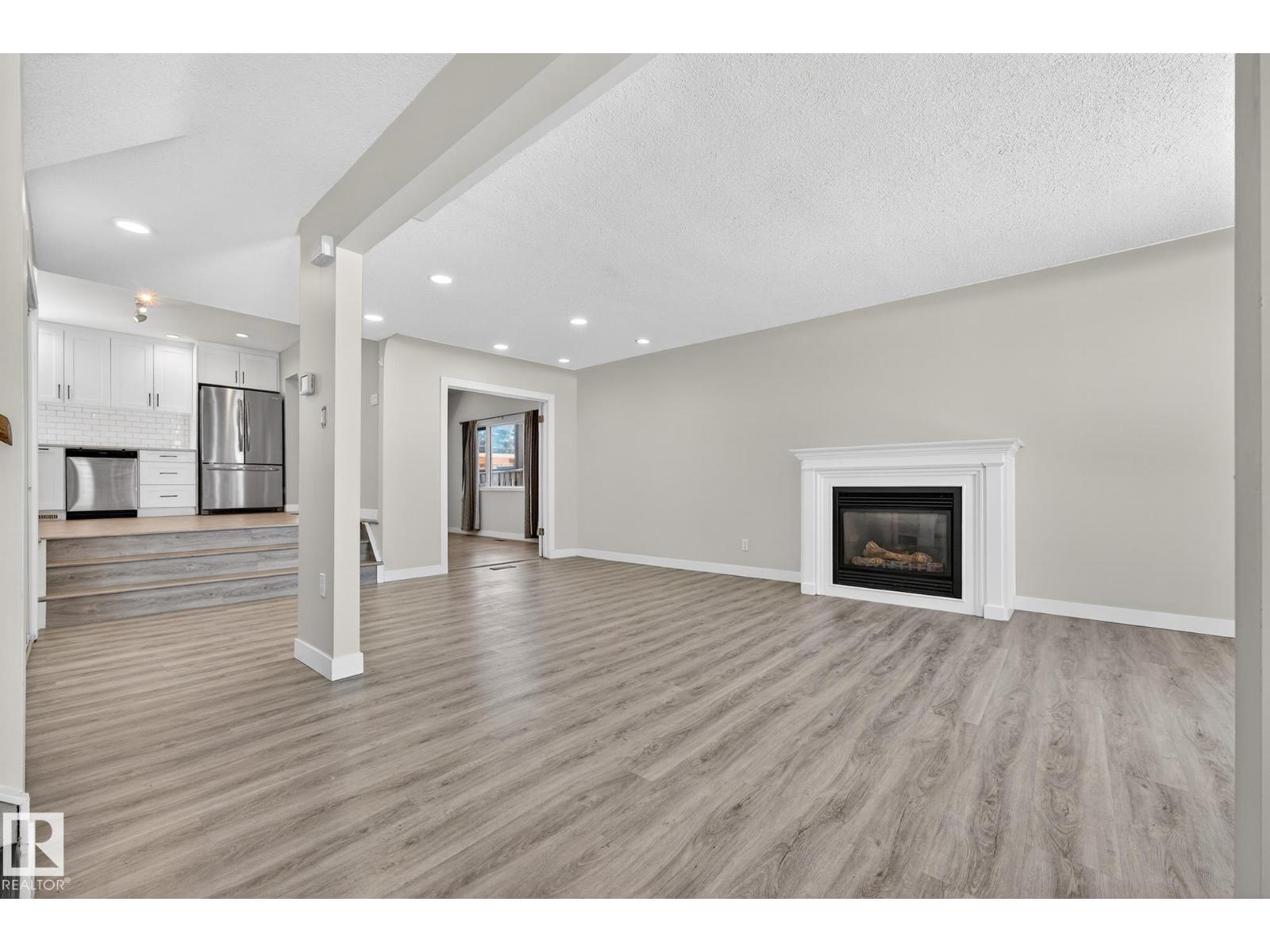 10519 140 ST NW - 4