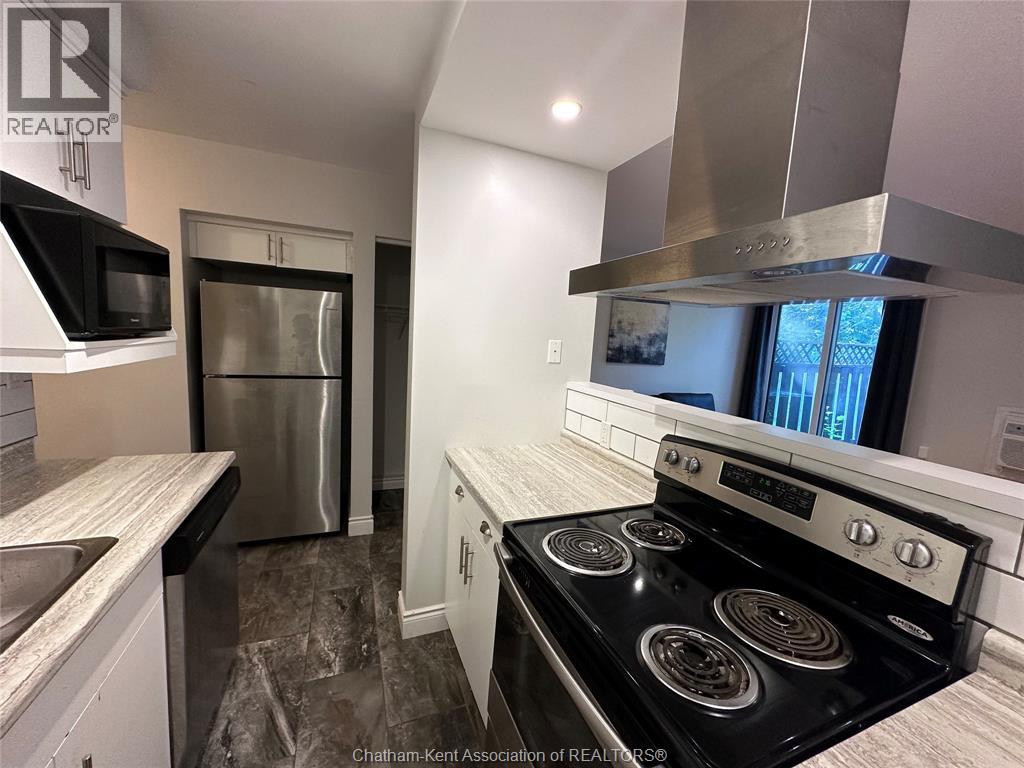 200 Emma STREET Unit# 1, Chatham — photo 2