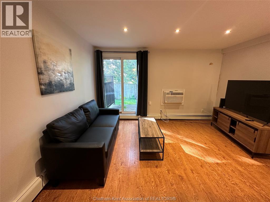 200 Emma STREET Unit# 1, Chatham — photo 3