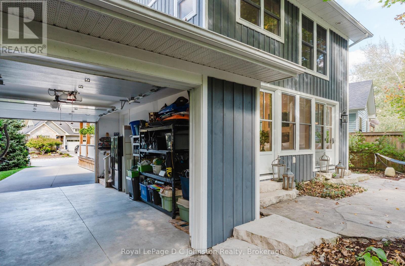 Drive-through garage with double-sided doors