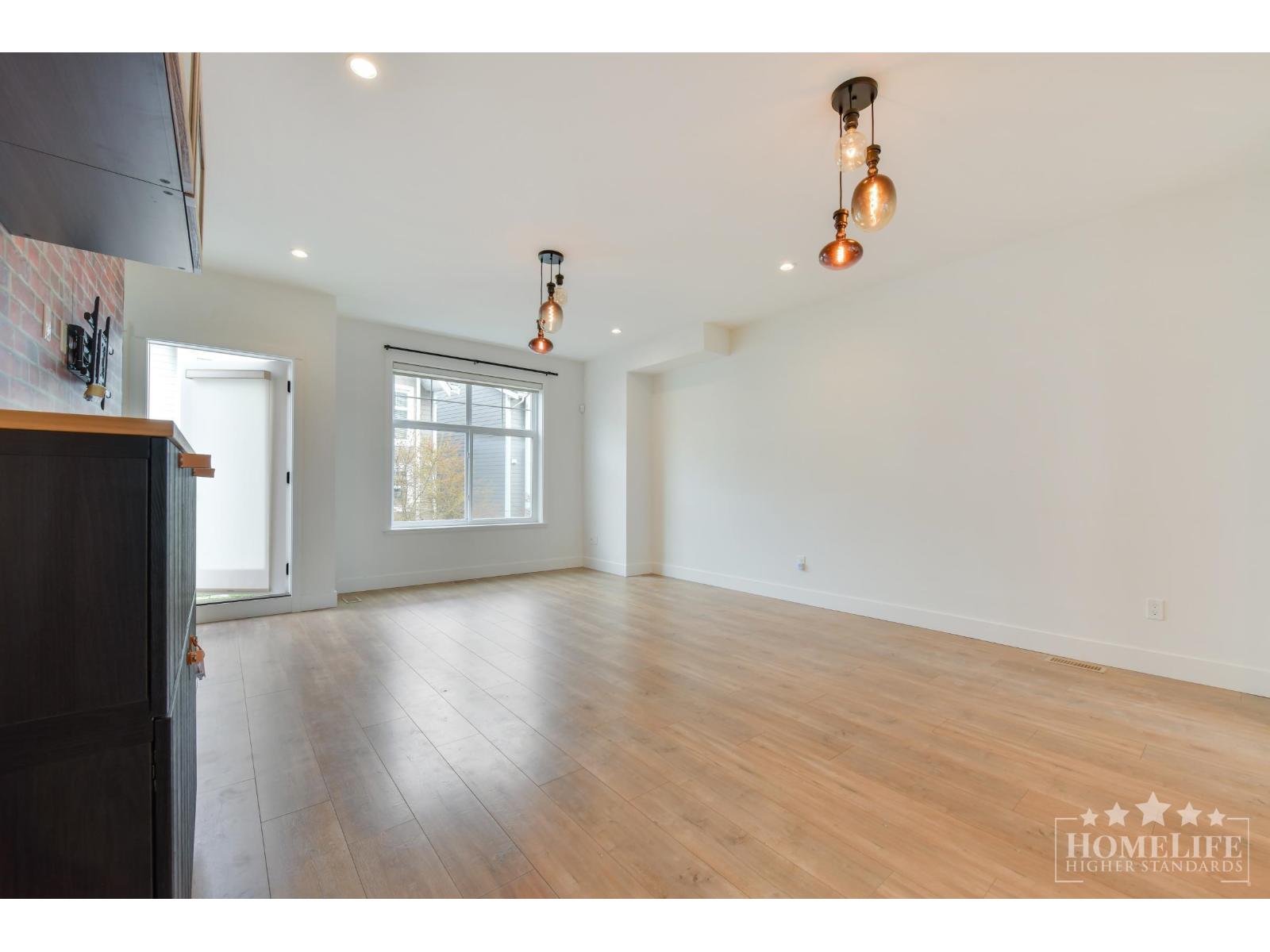 9 145641 WINTER CRESCENT, Surrey