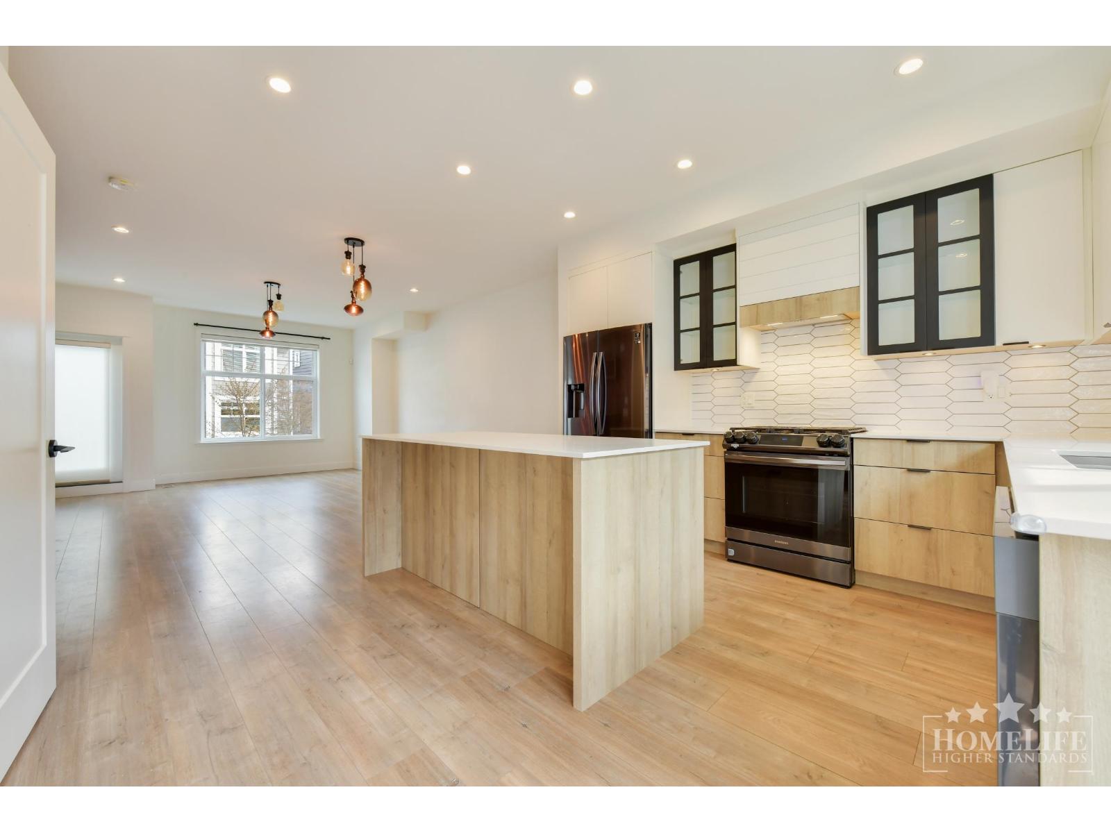 9 145641 WINTER CRESCENT, Surrey