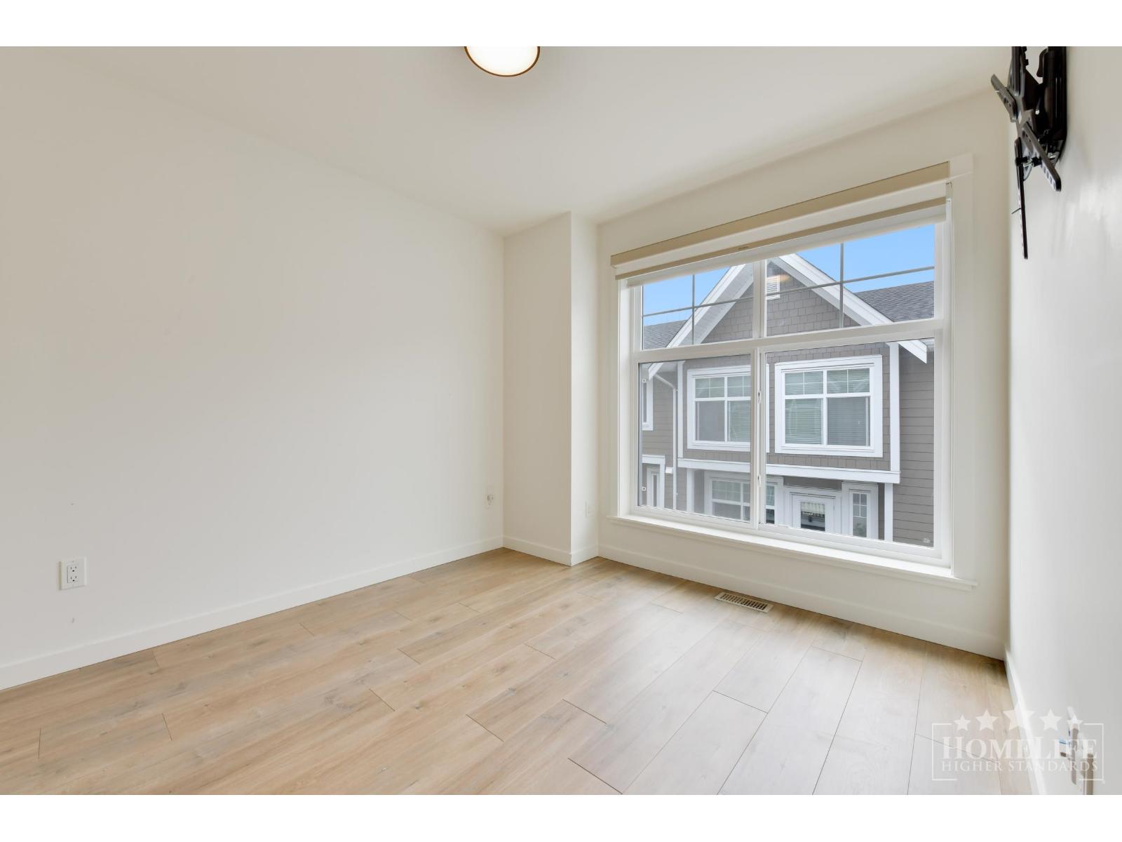 9 145641 WINTER CRESCENT, Surrey