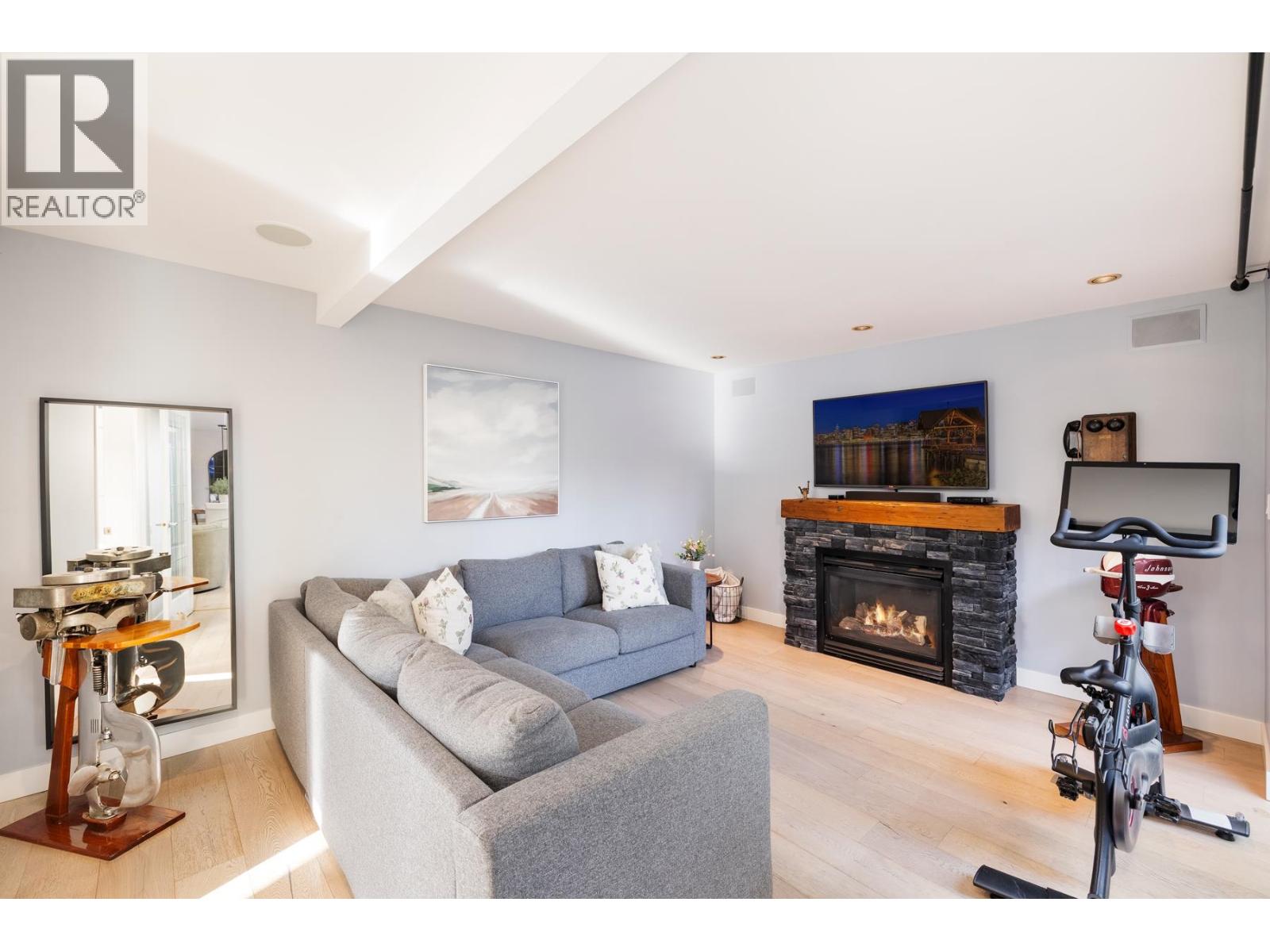 4198 SUNSET BOULEVARD, North Vancouver