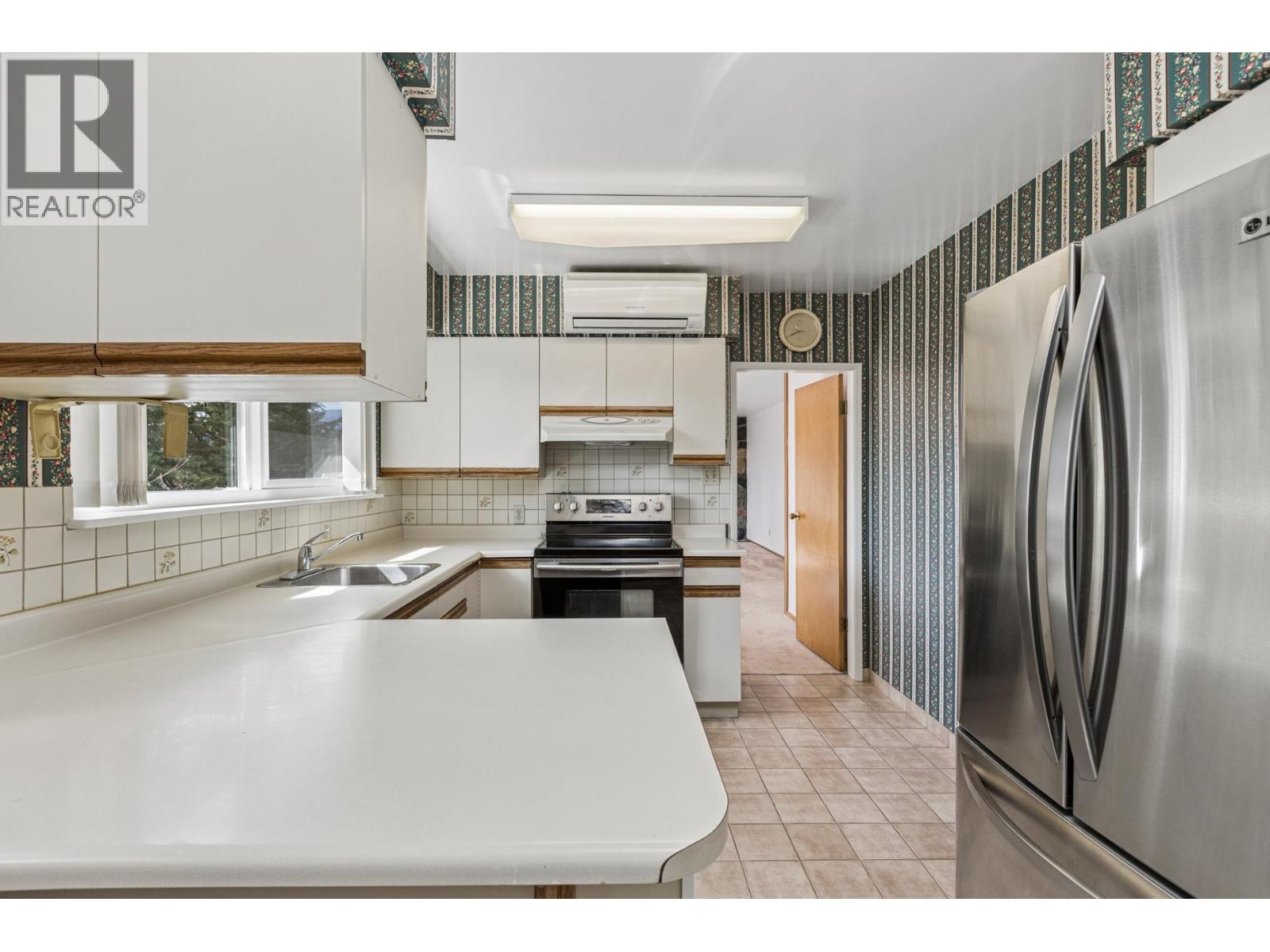 702 WINONA AVENUE, North Vancouver