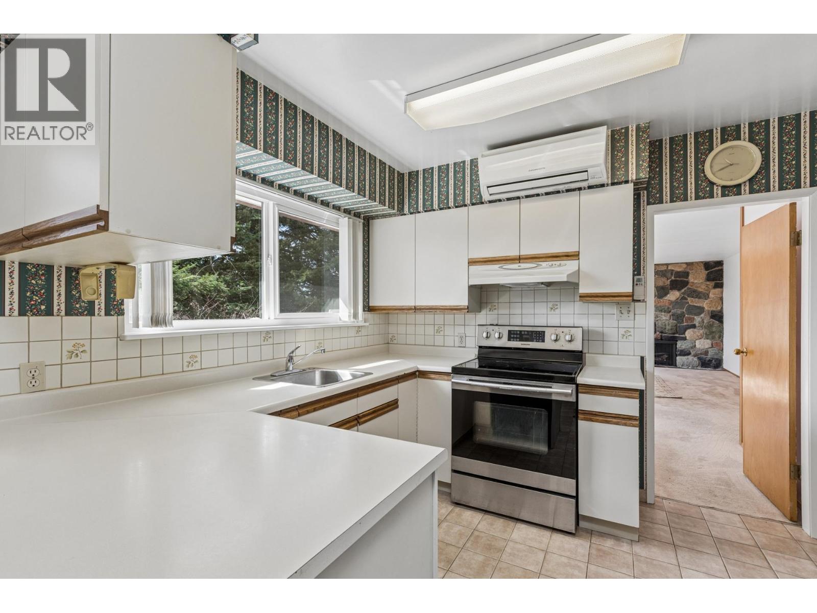 702 WINONA AVENUE, North Vancouver