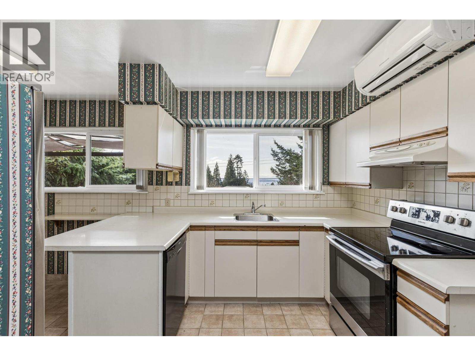 702 WINONA AVENUE, North Vancouver