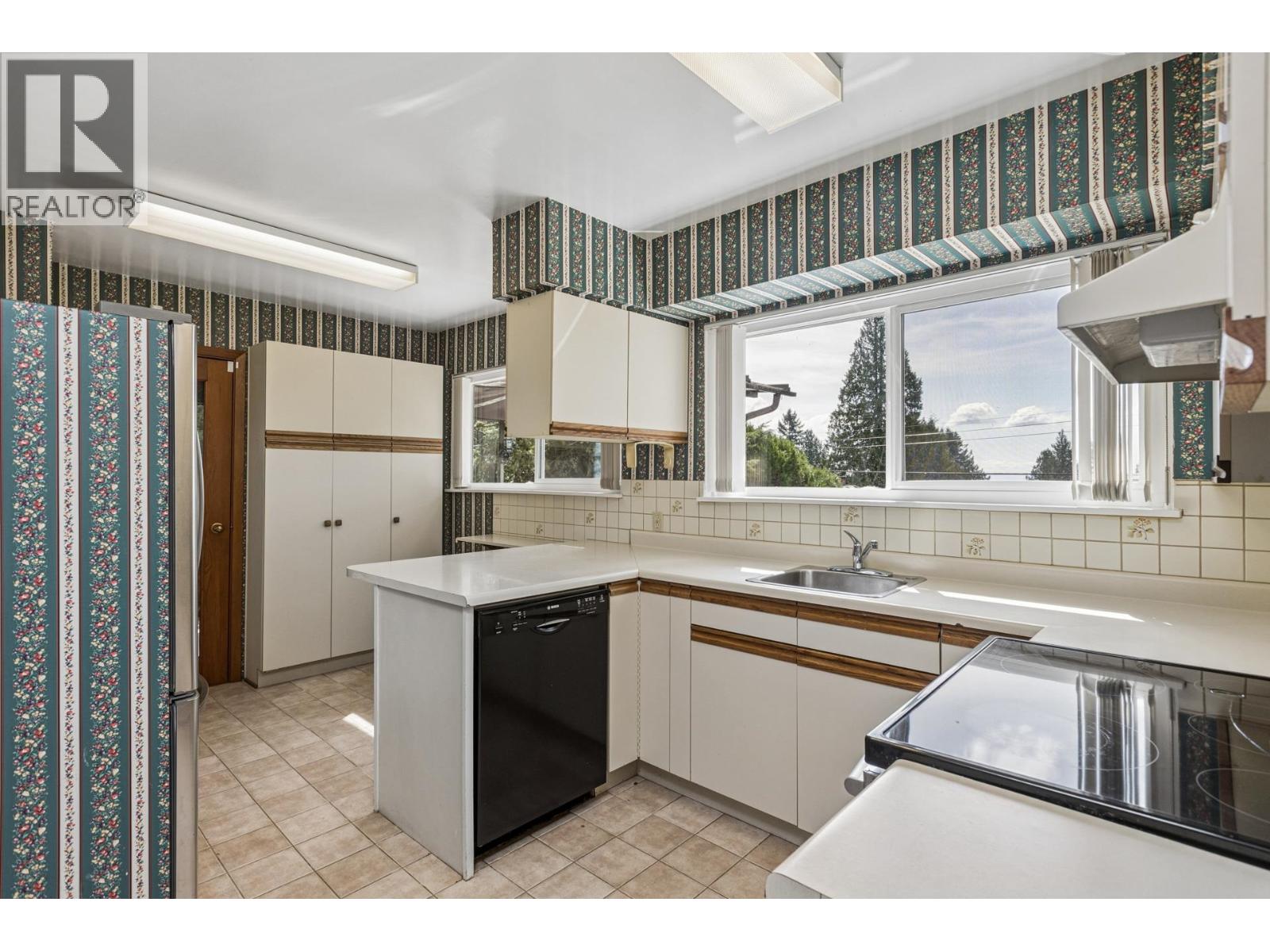 702 WINONA AVENUE, North Vancouver