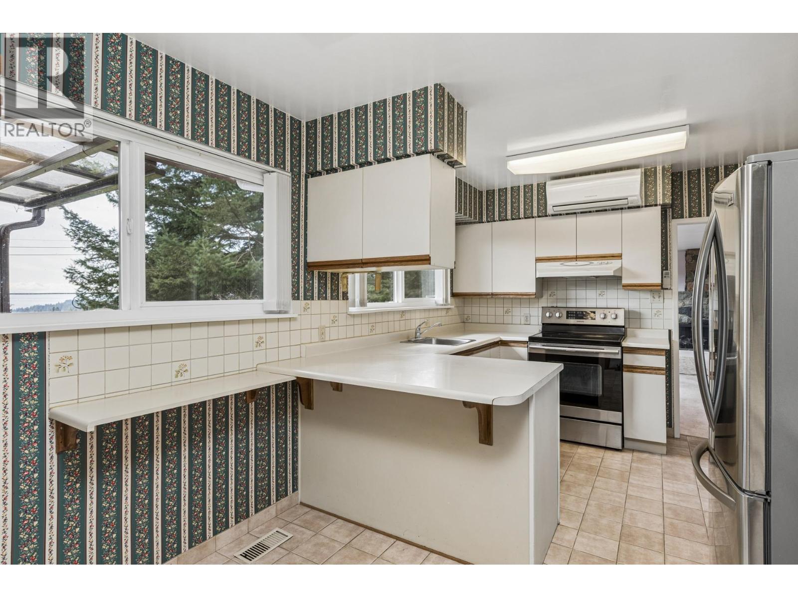 702 WINONA AVENUE, North Vancouver