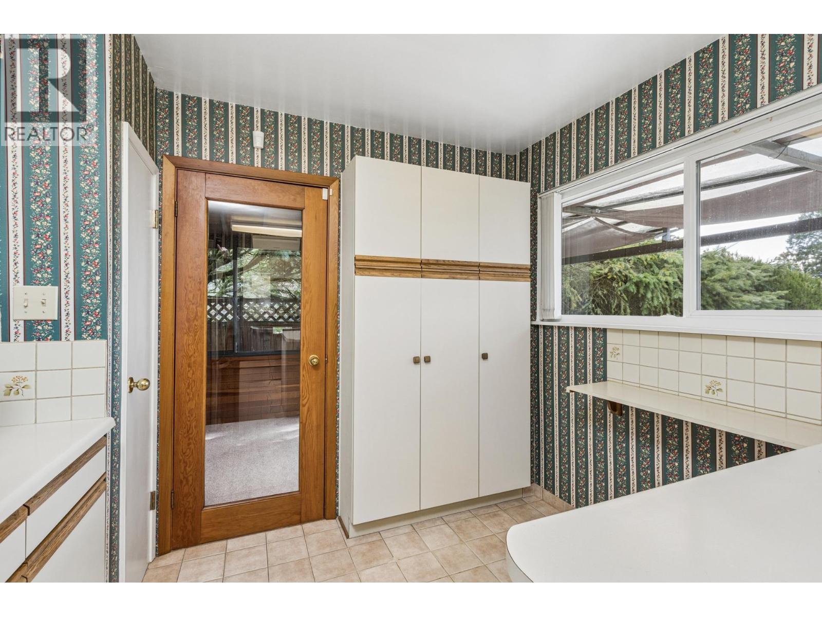 702 WINONA AVENUE, North Vancouver