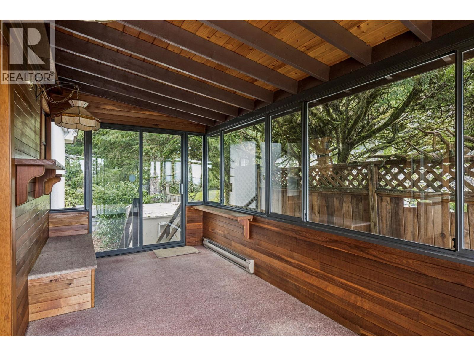 702 WINONA AVENUE, North Vancouver