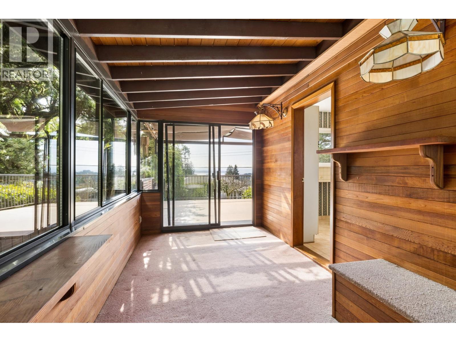 702 WINONA AVENUE, North Vancouver