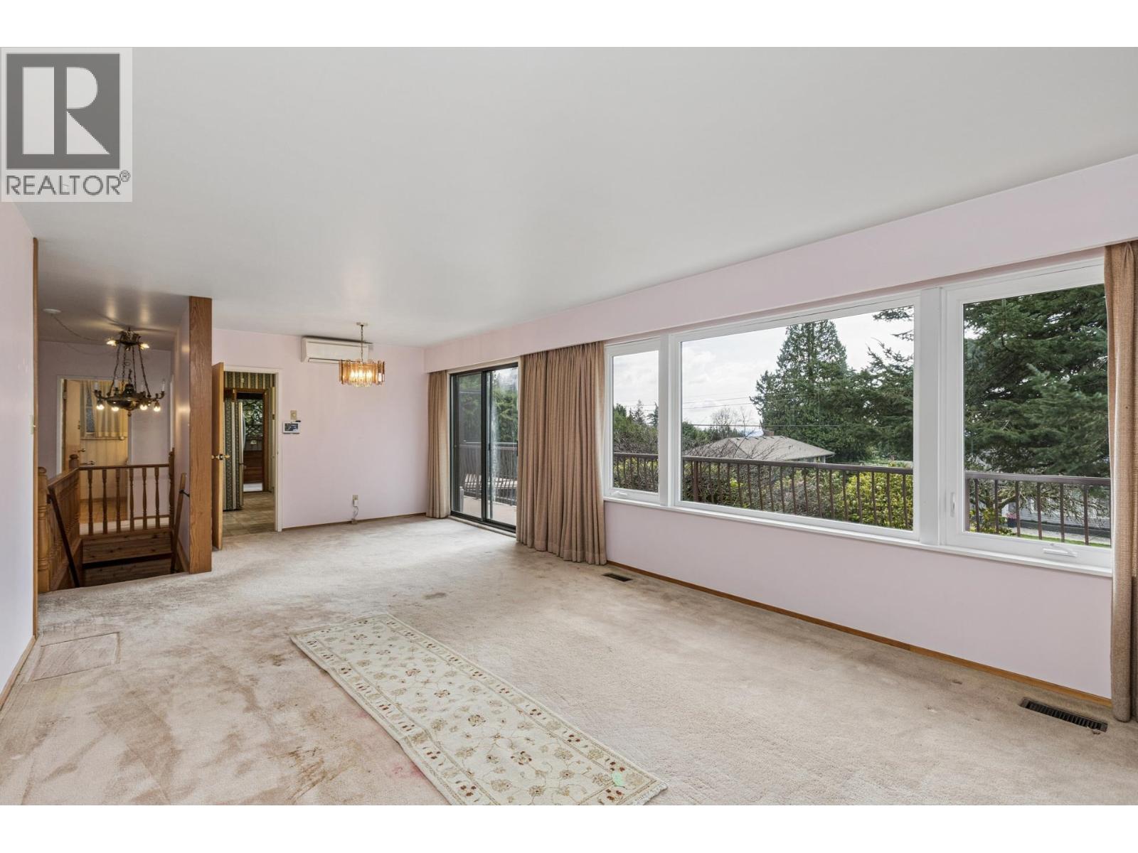 702 WINONA AVENUE, North Vancouver