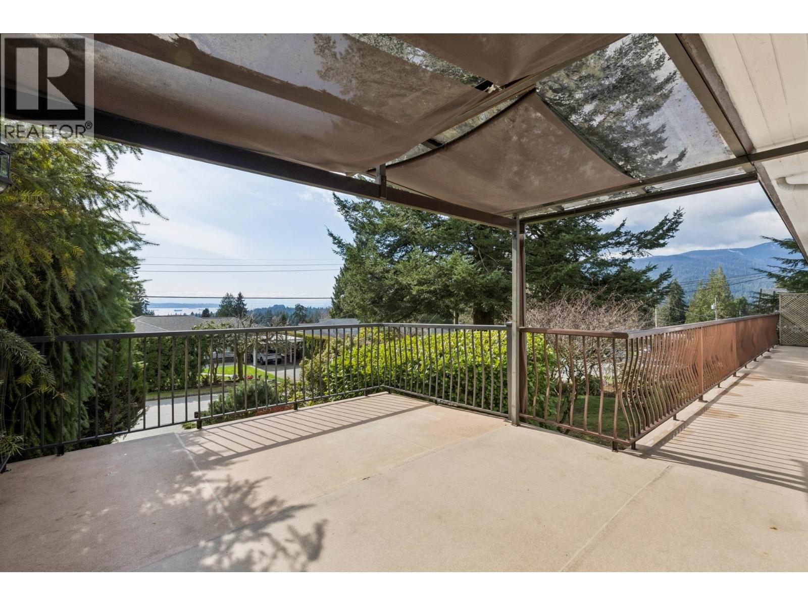 702 WINONA AVENUE, North Vancouver