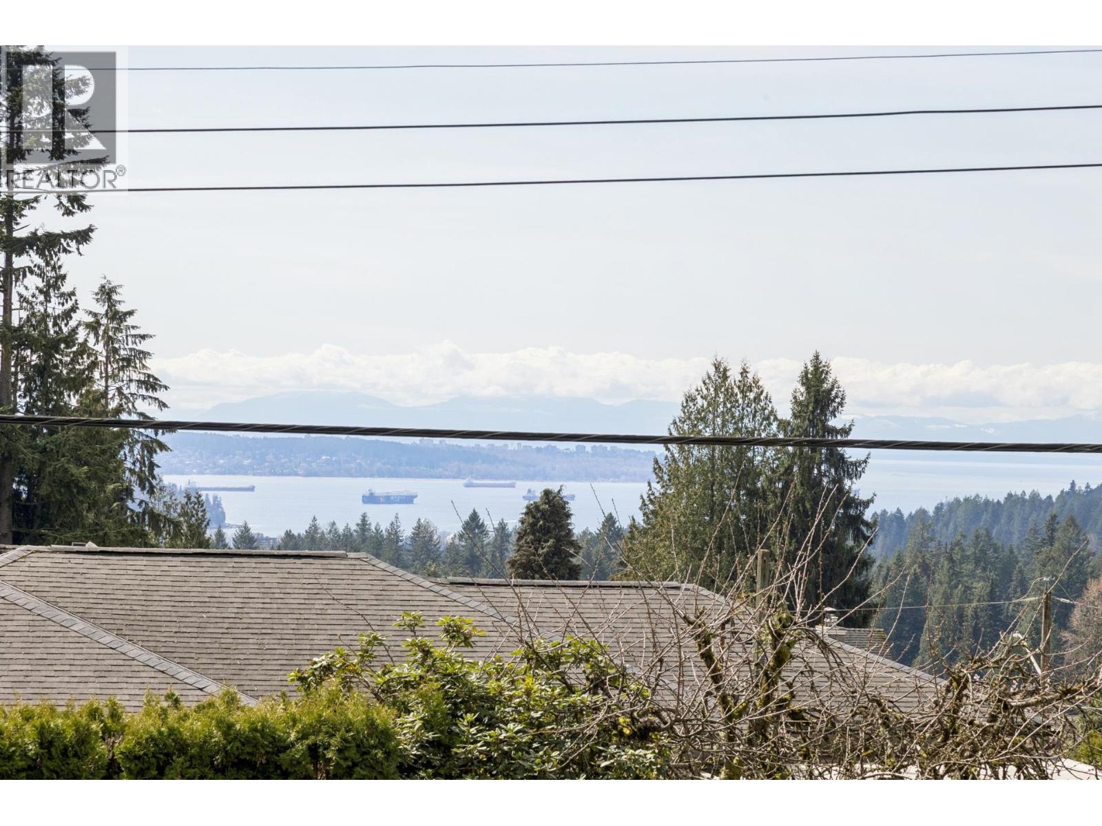 702 WINONA AVENUE, North Vancouver