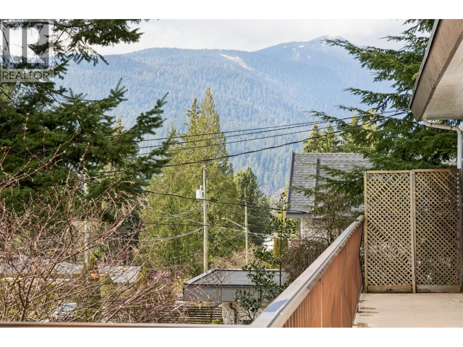 702 WINONA AVENUE, North Vancouver