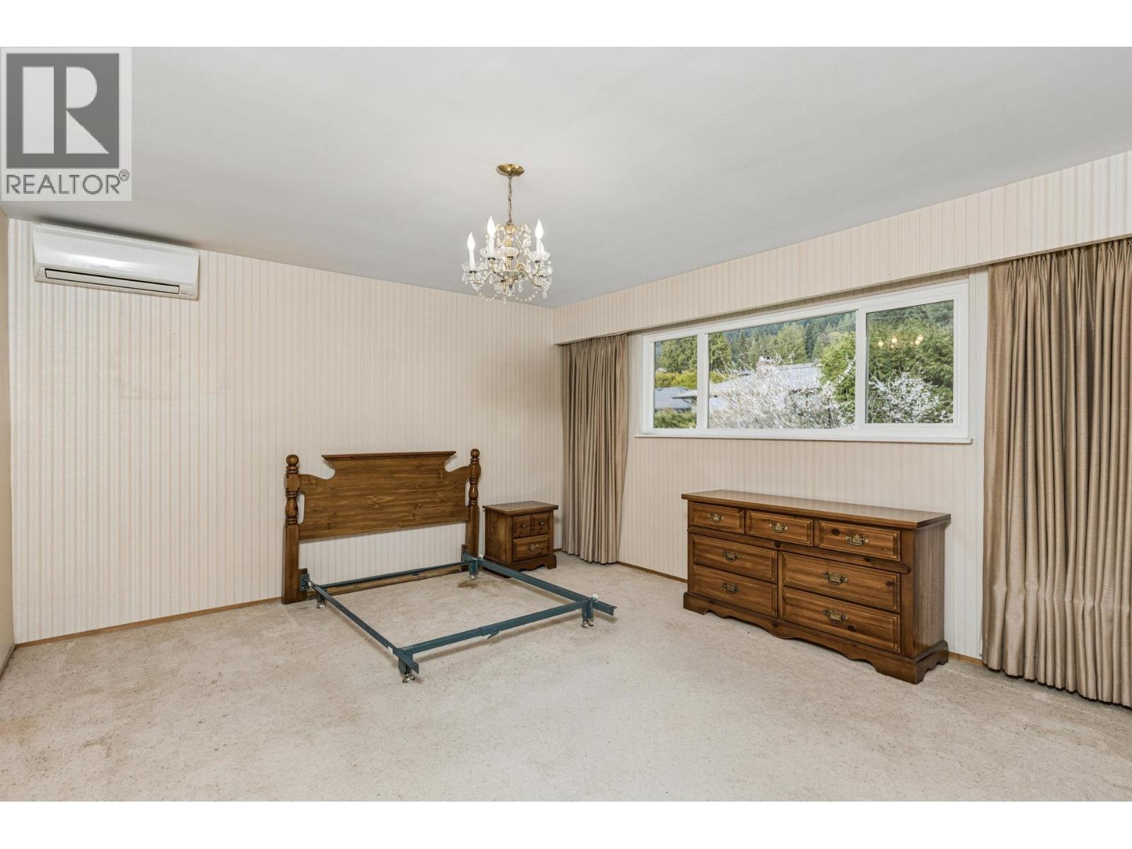 702 WINONA AVENUE, North Vancouver