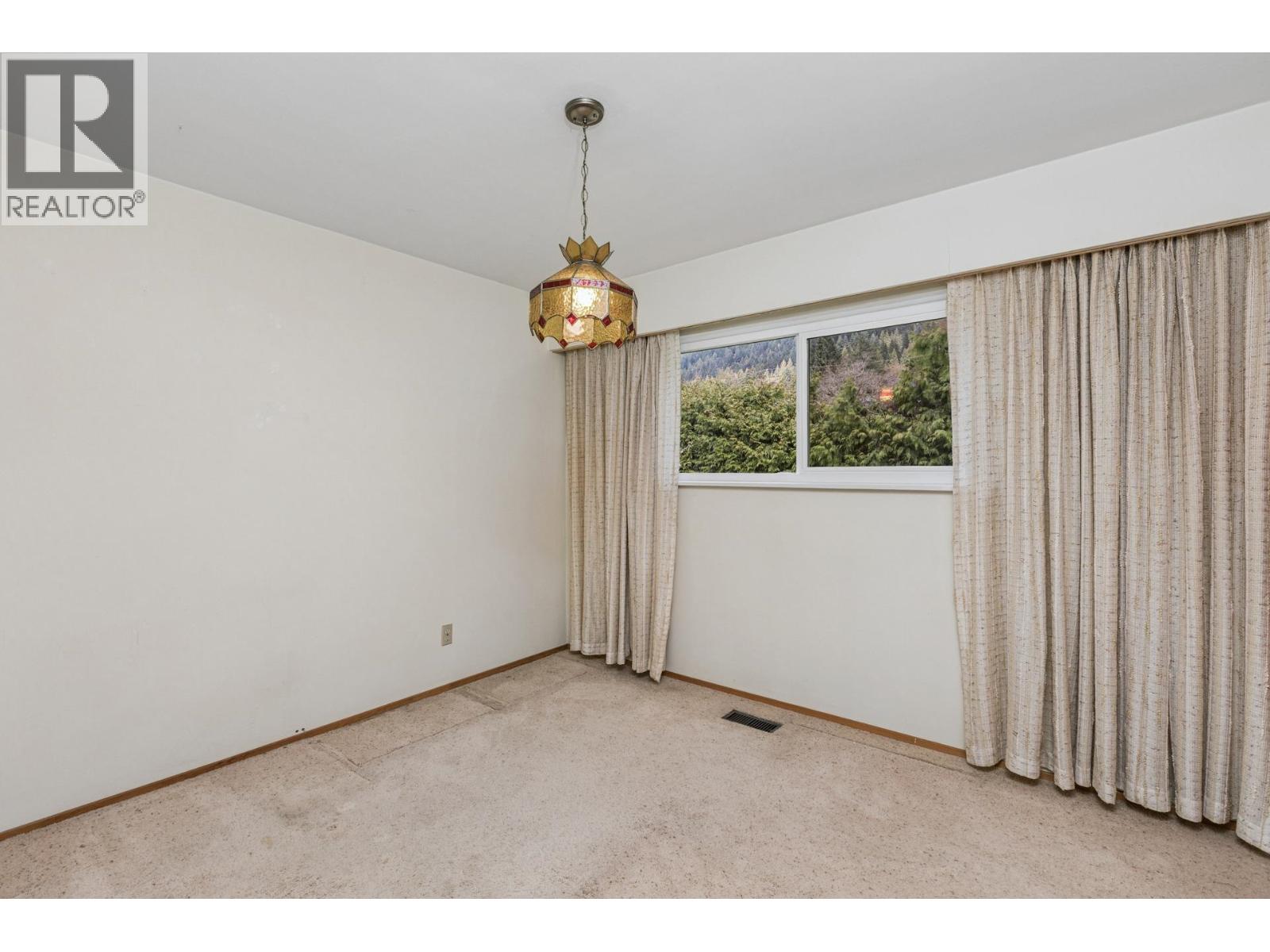 702 WINONA AVENUE, North Vancouver