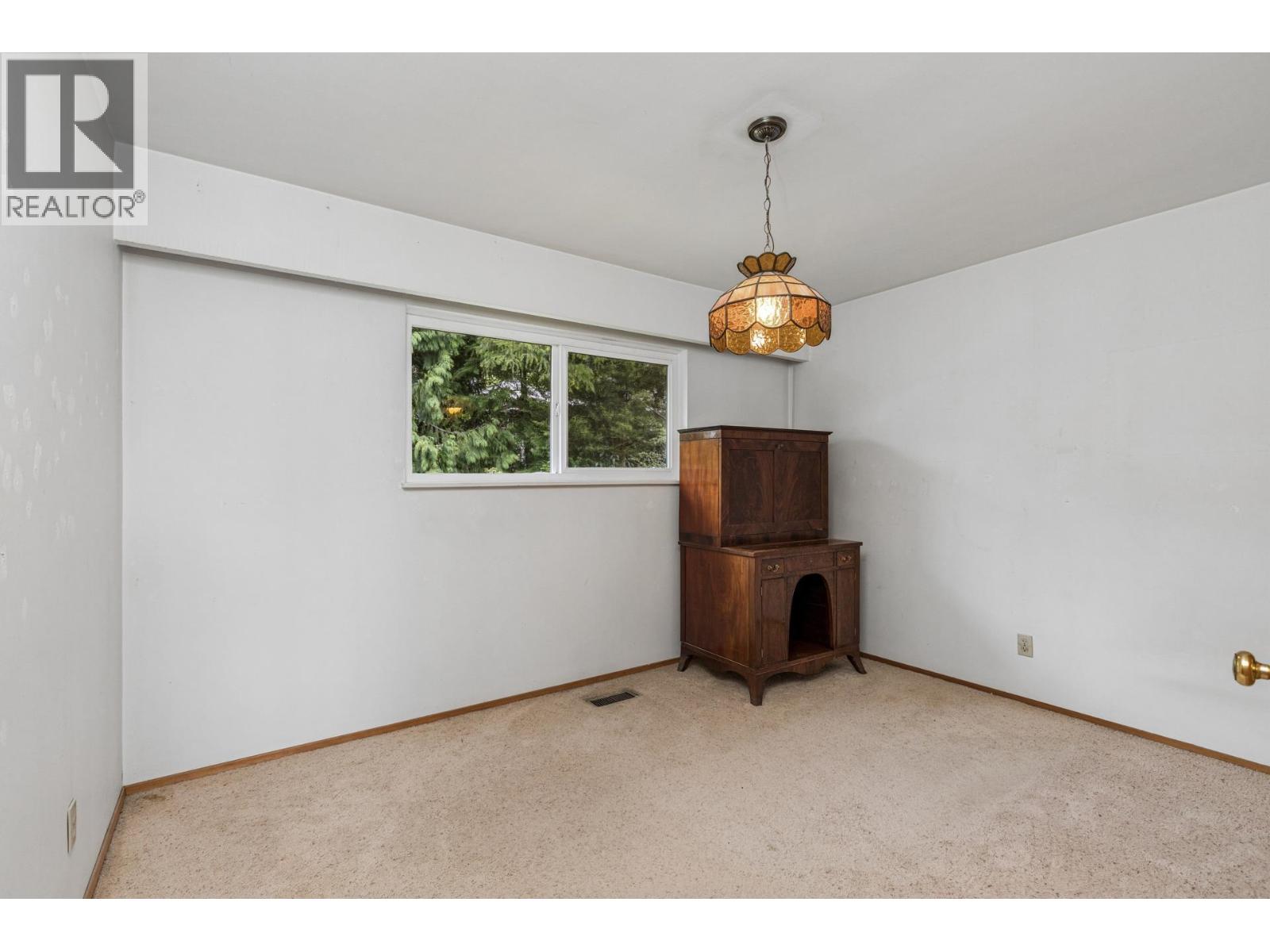 702 WINONA AVENUE, North Vancouver