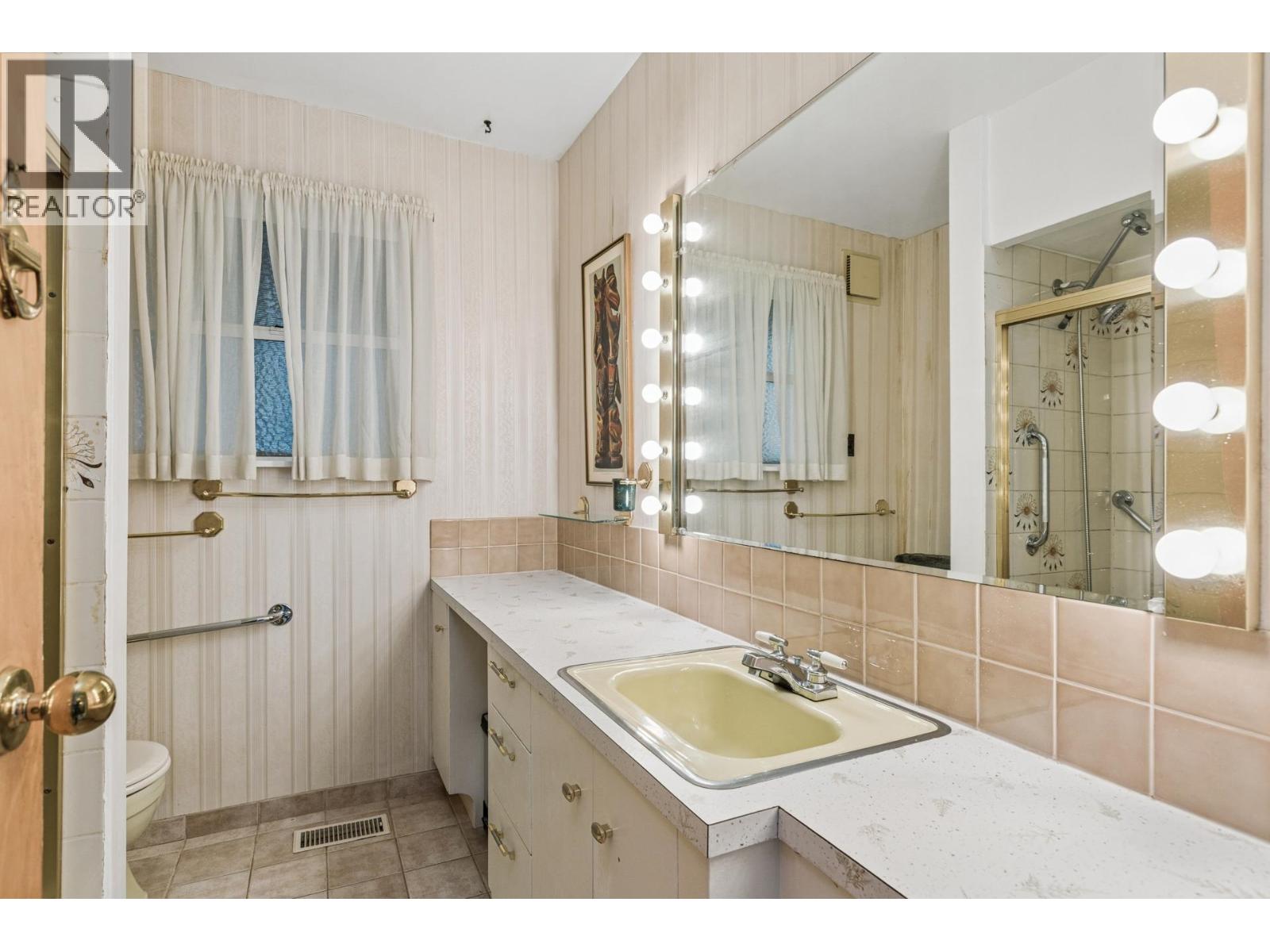 702 WINONA AVENUE, North Vancouver