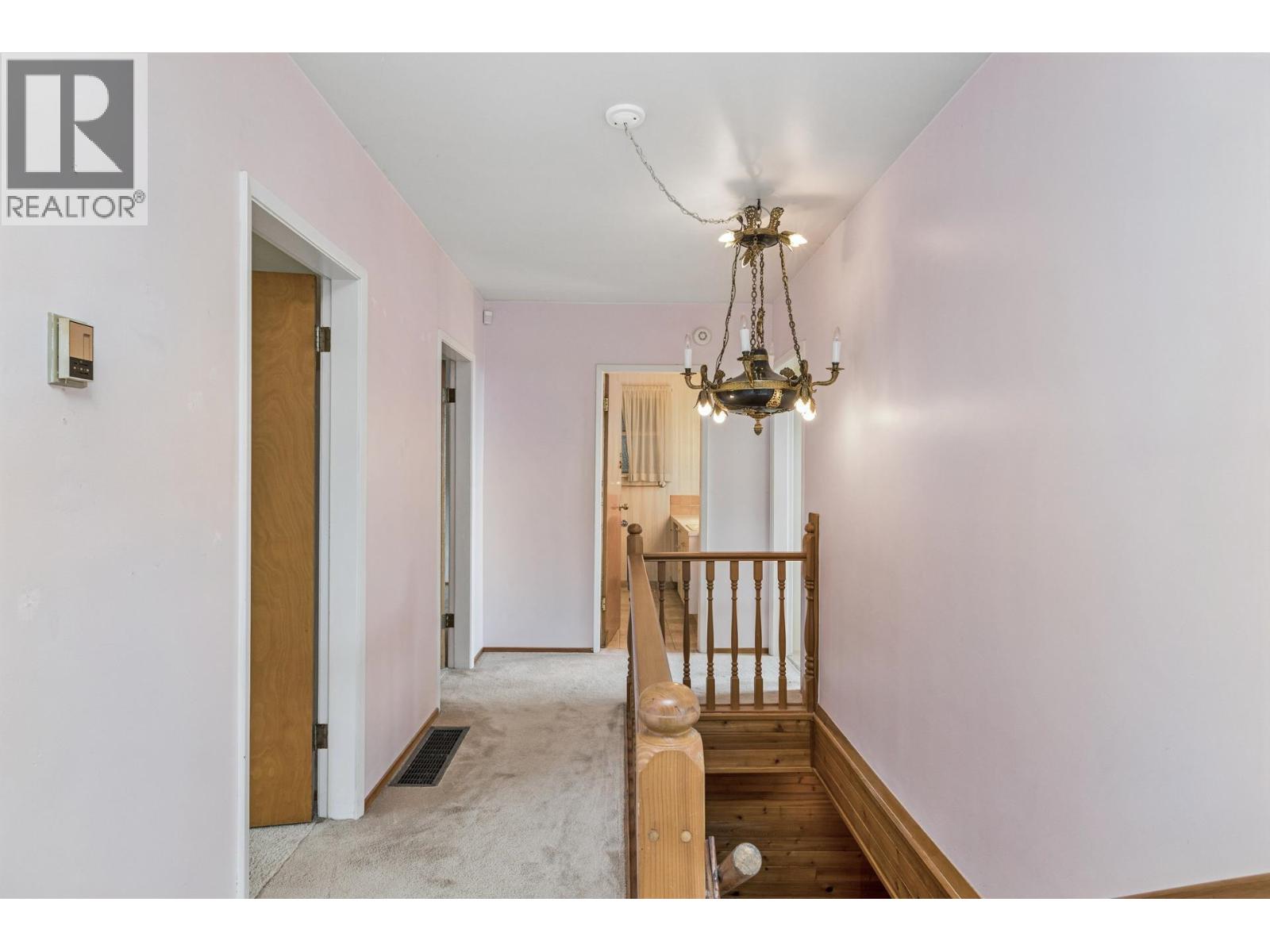 702 WINONA AVENUE, North Vancouver