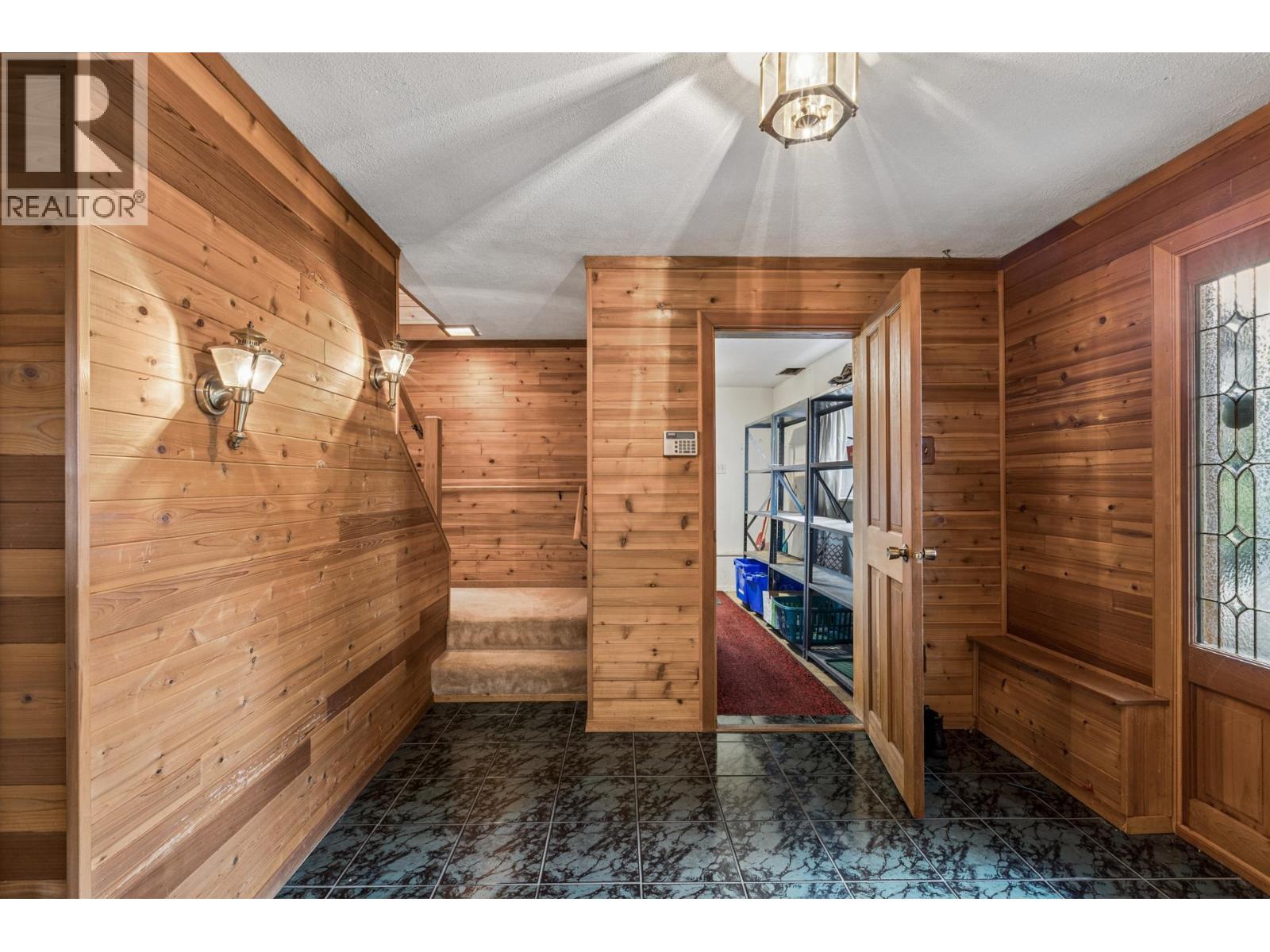 702 WINONA AVENUE, North Vancouver