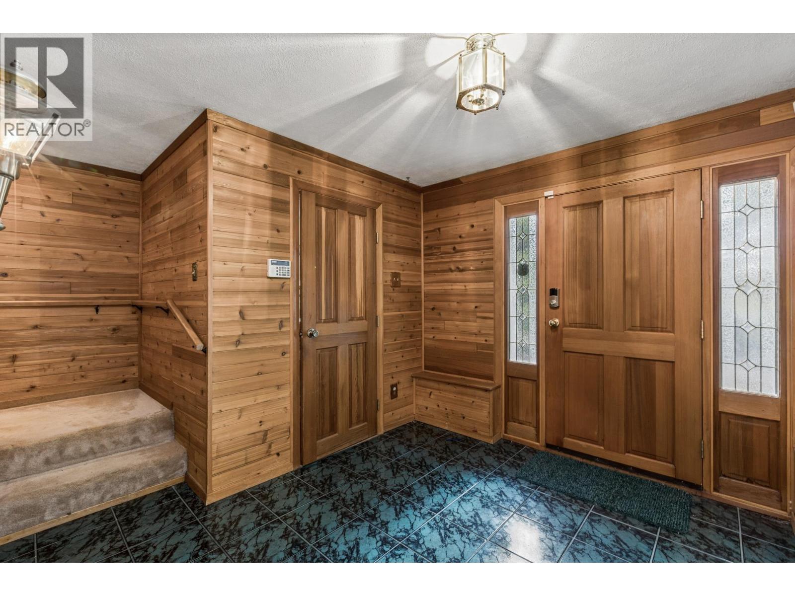 702 WINONA AVENUE, North Vancouver