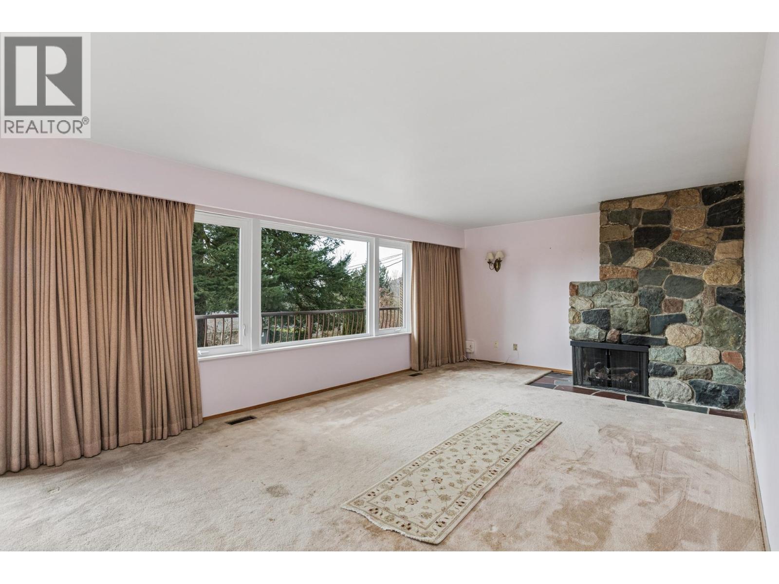 702 WINONA AVENUE, North Vancouver